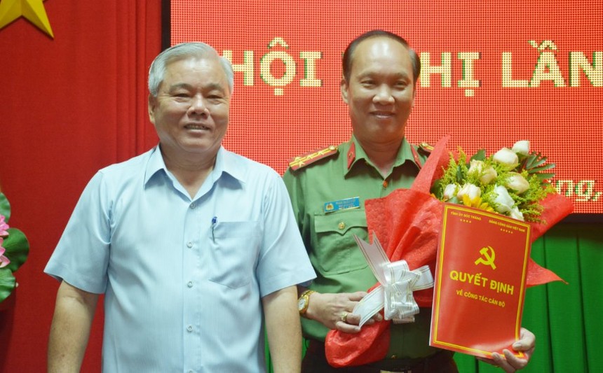 Bí thư Tỉnh ủy Sóc Trăng Phan Văn Sáu trao quyết định và chúc mừng Đại tá Phạm Quốc Việt. Ảnh báo Sóc Trăng.