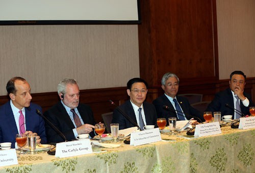 Phó Thủ tướng Vương Đình Huệ trong cuộc làm việc với lãnh đạo Phòng Thương mại Mỹ.