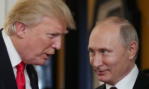 Tổng thống Mỹ Trump (trái) gặp Tổng thống Nga Putin bên lề APEC 2017 ở Việt Nam. Ảnh: AFP.