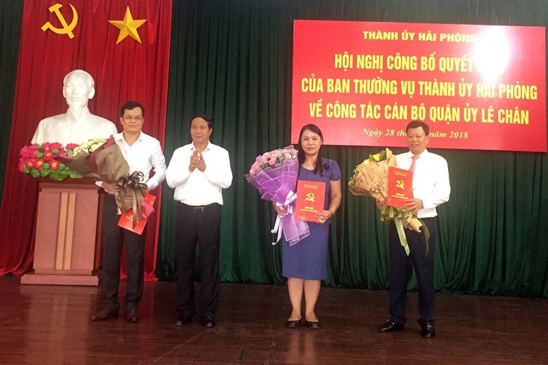 Bí thư Thành ủy Hải Phòng Lê Văn Thành trao quyết định cho các ông, bà Đỗ Thanh Lê, Lê Trung Kiên (phải), Nguyễn Văn Tuấn (trái).