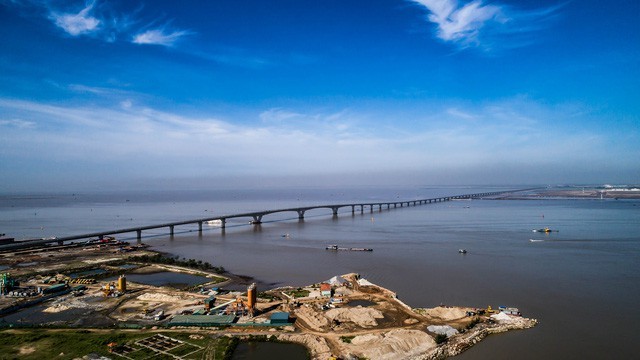 Cầu Tân Vũ - Lạch Huyện nối các quận huyện của TP. Hải Phòng với huyện đảo Cát Hải.