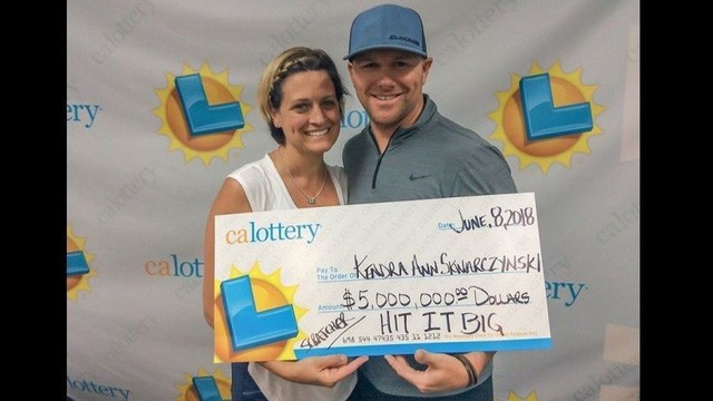 Vợ chồng ông Craig Skwarczynski nhận giải độc đắc trị giá gần 114 tỷ đồng. (Nguồn: Courtesy of California Lottery).