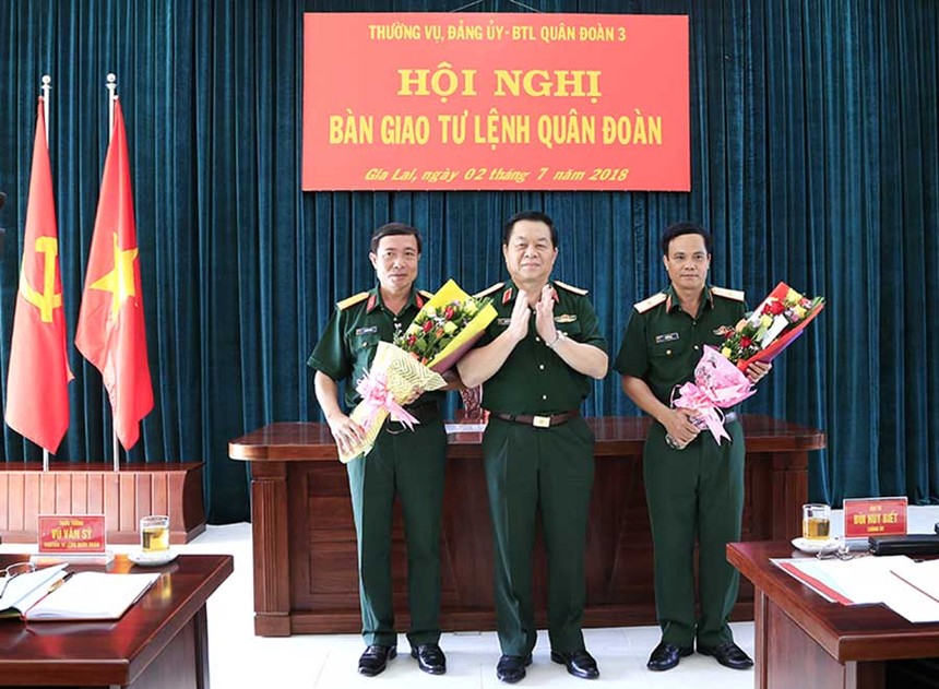 Thượng tướng Nguyễn Trọng Nghĩa chúc mừng Thiếu tướng Vũ Văn Sỹ và Đại tá Thái Văn Minh. Ảnh báo Gia Lai.