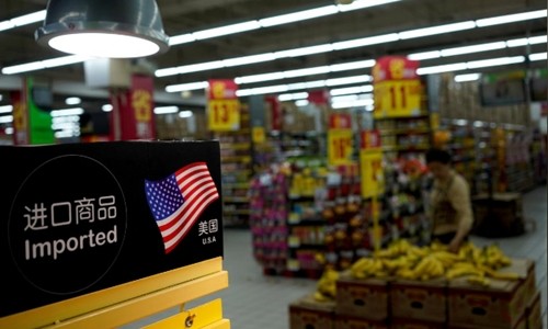 Hàng nhập khẩu của Mỹ tại một siêu thị ở Thượng Hải. Ảnh: Reuters.