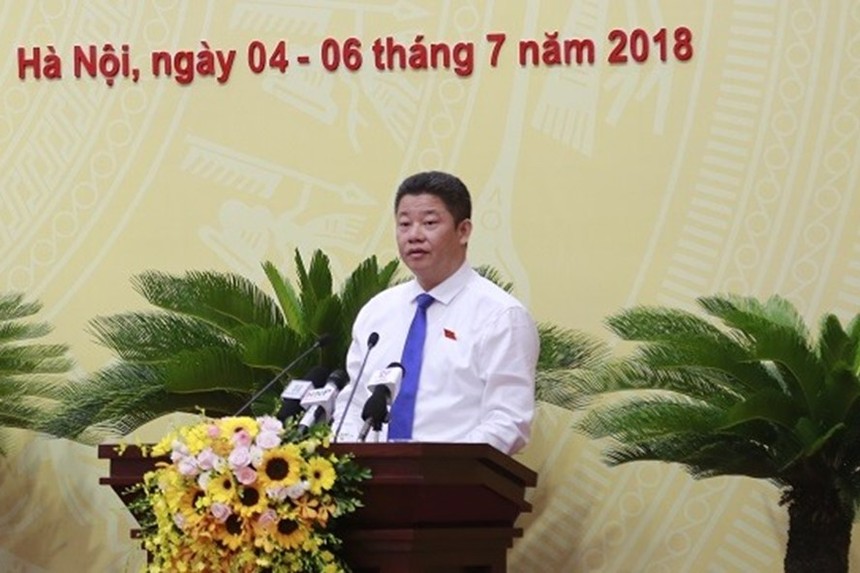 Giám đốc Sở Kế hoạch và Đầu tư Hà Nội Nguyễn Mạnh Quyền báo cáo tại kỳ họp HĐND  lần thứ 6 khóa XV.