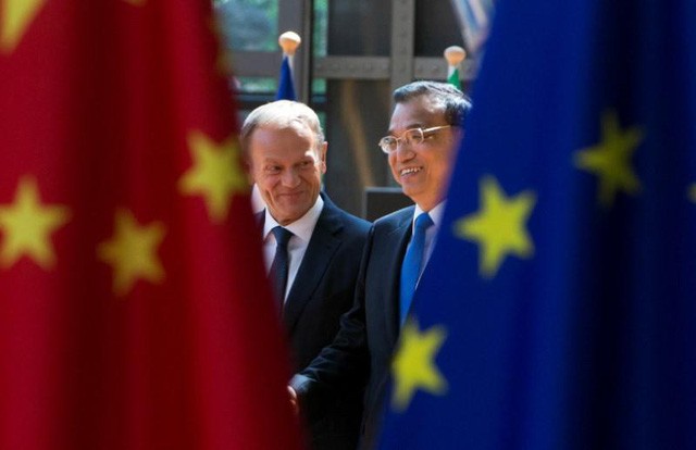 Chủ tịch Hội đồng châu Âu Donald Tusk (trái) và Thủ tướng Trung Quốc Lý Khắc Cường (Ảnh: Reuters).