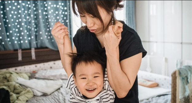 Jang Yeo-im chơi với con trai, Park Jeong-whan, trong phòng ngủ của gia đình họ. (Nguồn: Jun Michael Park, Vox / KHN).