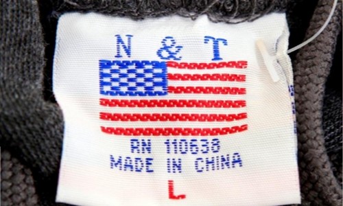 Mác áo một chiếc áo len bán trong một cửa hàng lưu niệm tại Washington (Mỹ). Ảnh: Reuters.
