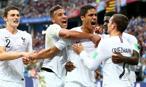 Pháp 2-0 Uruguay: Vũ khí bất ngờ và sự cô độc của Suarez