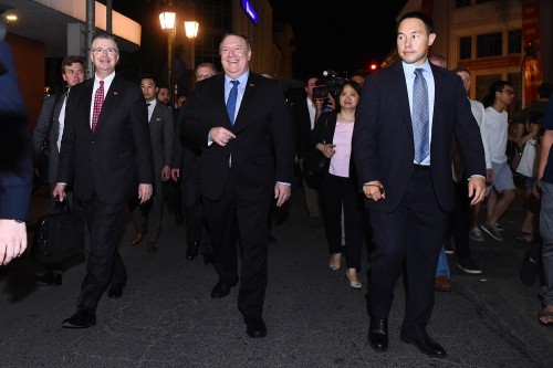 Ngoại trưởng Mỹ Pompeo (hàng đầu, giữa) đi cùng Đại sứ Mỹ tại Việt Nam Kritenbrink (hàng đầu, trái). Ảnh: Giang Huy.