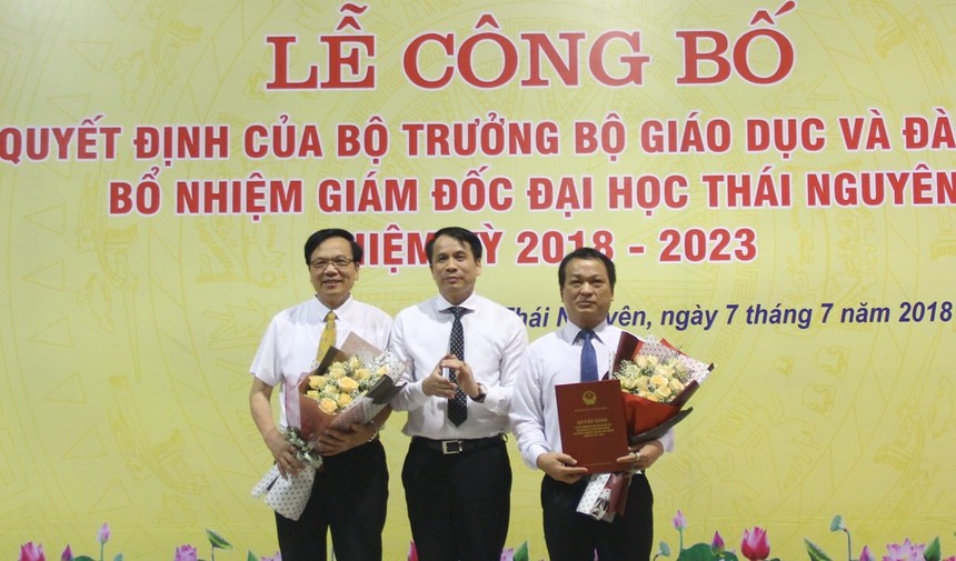 Thứ trưởng Phạm Mạnh Hùng trao quyết định bổ nhiệm Giám đốc Đại học Thái Nguyên cho GS.TS Phạm Hồng Quang và chúc mừng GS.TS Đặng Kim Vui.