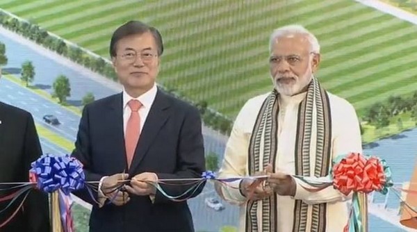 Thủ tướng Ấn Độ Narendra Modi và Tổng thống Hàn Quốc Moon Jae-in cắt băng khánh thành nhà máy sản xuất smartphone lớn nhất thế giới của Samsung.