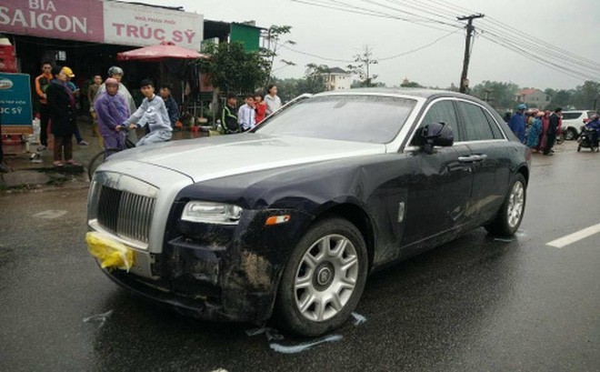 Ôtô bình dân đâm móp đầu xe Rolls-Royce, thiệt hại 135.000 USD
