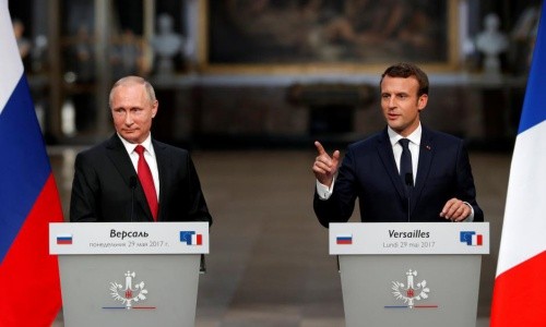 Tổng thống Pháp Macron, phải, và người đồng cấp Nga Putin trong họp báo hồi tháng 5/2017. Ảnh: Reuters.