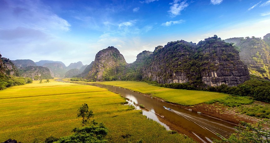 Tam Cốc nằm trong quần thể danh thắng Tràng An nổi tiếng tỉnh Ninh Bình. Được biết đến với những cái tên như “vịnh Hạ Long trên cạn” hay “Nam thiên đệ nhị động”. Đây là một trong những khu du lịch trọng điểm quốc gia.