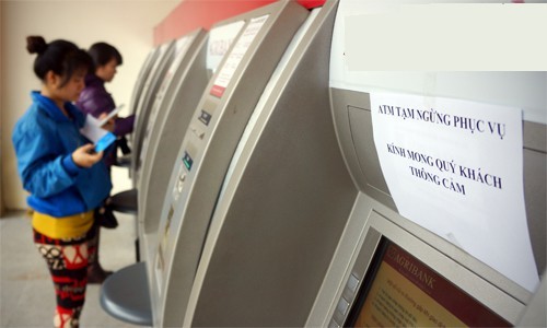 Nhiều ngân hàng đồng loạt thông báo tăng phí rút tiền nội mạng qua ATM từ mức 1.000 đồng lên 1.650 đồng.