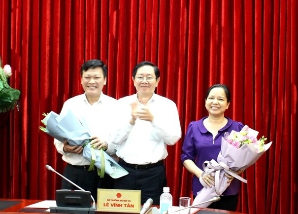 Bộ trưởng Lê Vĩnh Tân trao quyết định và chúc mừng Thứ trưởng Nguyễn Duy Thăng, Thứ trưởng Trần Thị Hà.