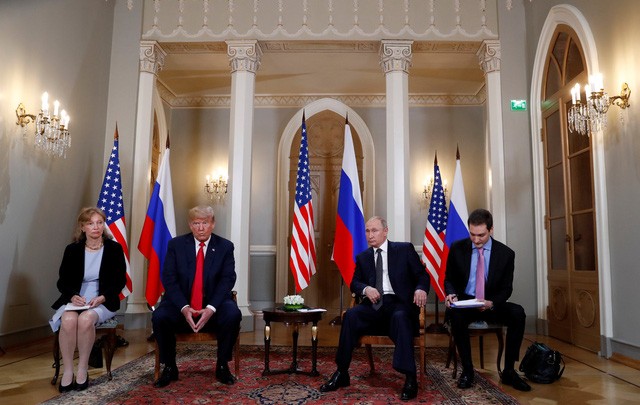 Bà Marina Gross (trái) là phiên dịch viên cho Tổng thống Trump trong cuộc gặp với Tổng thống Putin tại Phần Lan (Ảnh: Reuters).