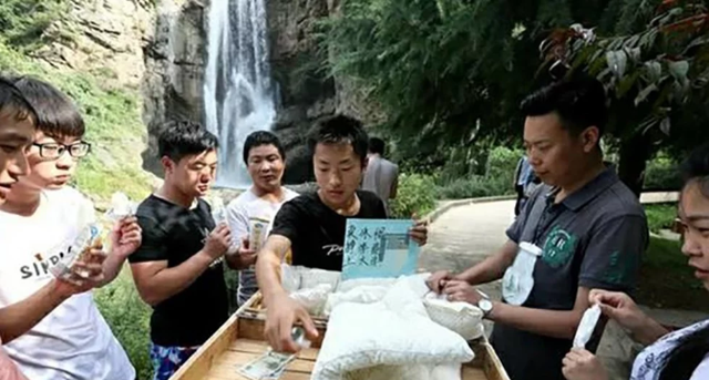 Zhao bán được hơn 100 cây kem mỗi ngày và thu lợi nhuận hơn 100 Nhân dân tệ. (Nguồn: SCMP).