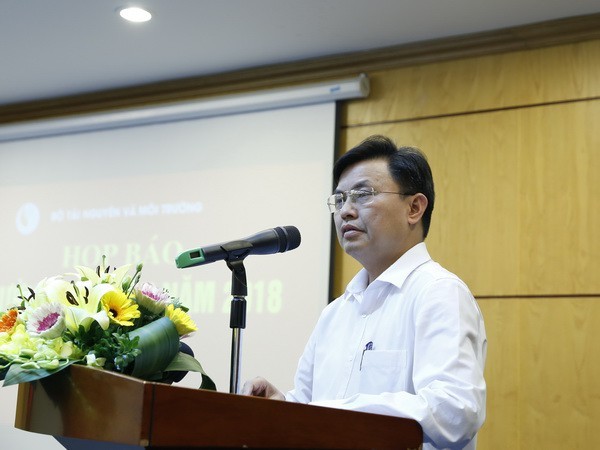 Phó Tổng cục trưởng Tổng cục Môi trường Hoàng Văn Thức thông tin tại cuộc họp báo.