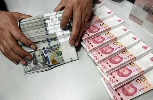 Nhân viên kiểm tiền tại một chi nhánh của Bank of China. Ảnh: Reuters.