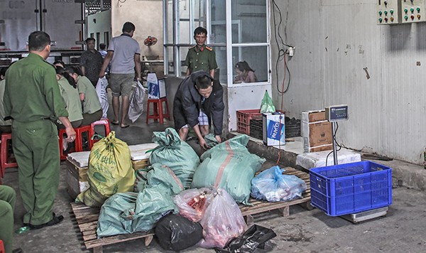 Cơ quan chức năng phát hiện gần 31 tấn thực phẩm 'bẩn' tại cơ sở Hồng Thắm. Ảnh: Báo Cần Thơ.