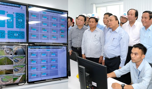 Thủ tướng kiểm tra phòng điều hành quản lý sinh trắc học và xử lý hồ nước thải tại khu công nghiệp Formosa. Ảnh: VGP.