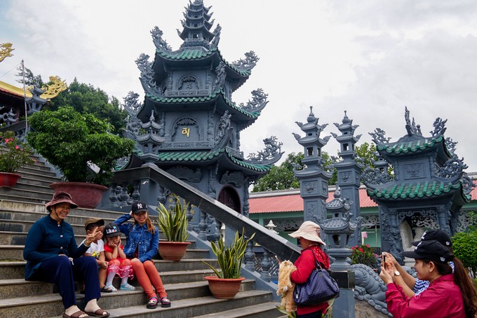 Ngôi chùa hơn 50 tuổi nằm giữa sông ở Sài Gòn