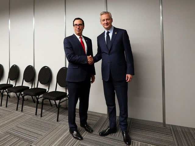 Bộ trưởng Tài chính Mỹ Steven Mnuchin (trái) bắt tay người đồng cấp Pháp Bruno Le Maire tại Hội nghị Bộ trưởng Tài chính G20 ở Argentina. Ảnh: Reuters.