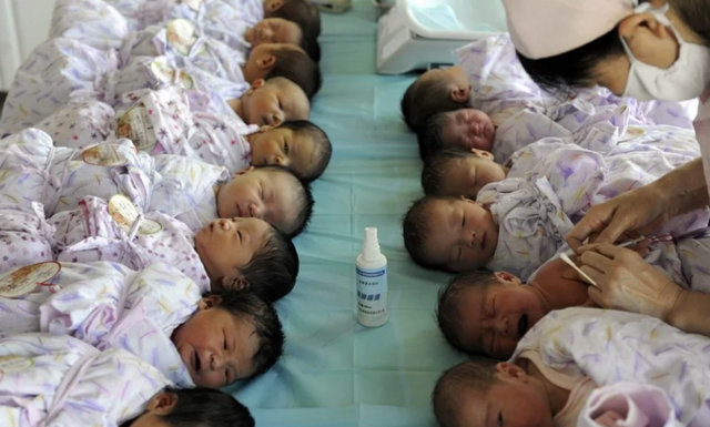 Trẻ sơ sinh được tiêm vắc-xin tại một bệnh viện ở Aksu, khu vực Tân Cương, Trung Quốc. (Ảnh minh họa: Reuters).