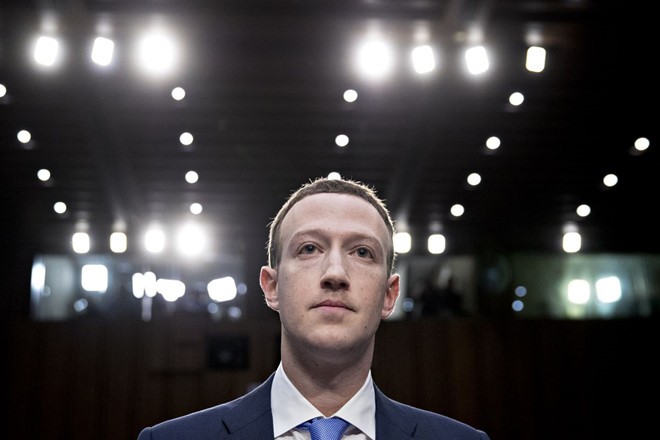 Tài sản của Mark Zuckerberg, người sáng lập, của Facebook, chỉ còn chưa tới 70 tỷ USD. Ảnh: Bloomberg.