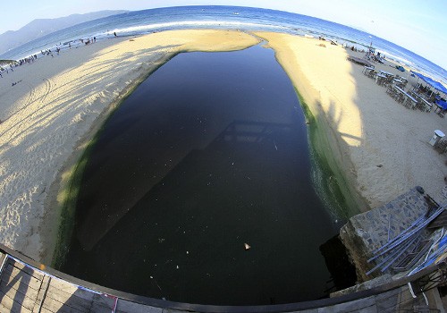 Cửa xả Mỹ An (quận Ngũ Hành Sơn) thường xuyên xảy ra tình trạng nước thải tràn ra biển. Ảnh: Nguyễn Đông.