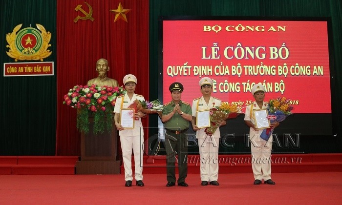 Thứ trưởng Bùi Văn Nam trao quyết định và tặng hoa chúc mừng các đồng chí được Bộ trưởng Bộ Công an bổ nhiệm.
