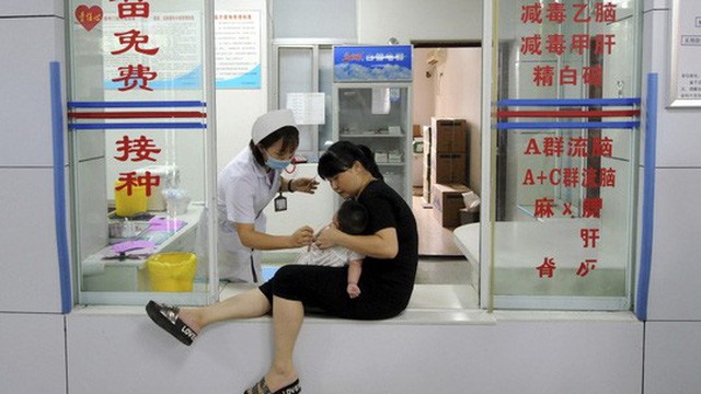 Bê bối vắc-xin kém chất lượng khiến nhiều phụ huynh Trung Quốc lo sợ. Ảnh: AP.