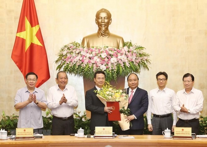 Thủ tướng Nguyễn Xuân Phúc trao Quyết định giao quyền Bộ trưởng Bộ Thông tin và Truyền thông cho ông Nguyễn Mạnh Hùng. (Ảnh: Thống Nhất/TTXVN).