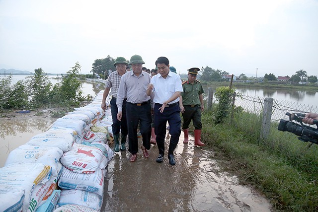 Ông Nguyễn Đức Chung - Chủ tịch UBND TP Hà Nội đi kiểm tra đê sông Bùi chiều ngày 30/7.