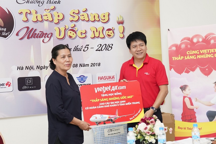 Hội bảo vệ quyền trẻ em Việt Nam nhận quà từ đại diện Vietjet.