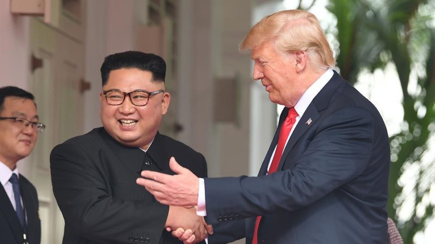 Tổng thống Trump bắt tay ông Kim Jong-un tại thượng đỉnh ở Singapore (Ảnh: Reuters).
