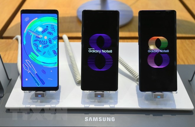 Điện thoại Samsung Galaxy Note 8 được bày bán tại thủ đô Seoul, Hàn Quốc. (Ảnh: AFP/TTXVN).