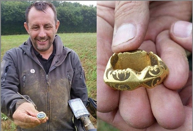 Ông Jason Massey cùng chiếc máy dò kim loại và chiếc nhẫn vàng ông tìm được. (Nguồn: Hatnews).