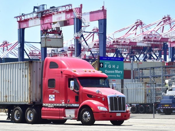 Bốc dỡ hàng hóa tại cảng Long Beach, bang California, Mỹ ngày 12/7. (Ảnh: AFP/TTXVN)