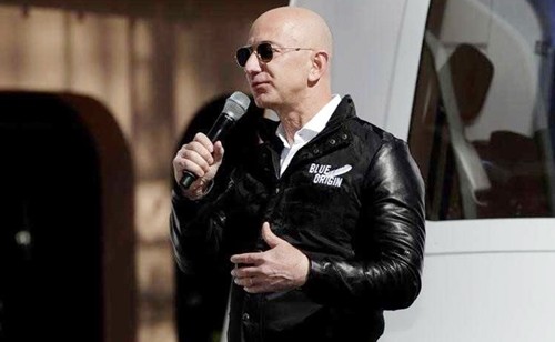 Jeff Bezos trong một sự kiện của hãng du lịch vũ trụ Blue Origin. Ảnh: Reuters.