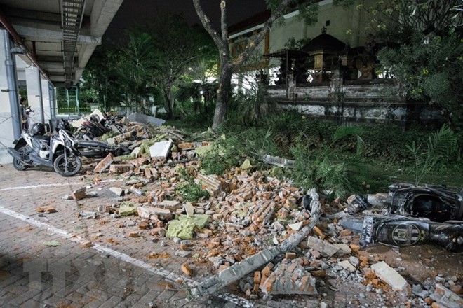 Hiện trường đổ nát sau trận động đất 7.0 độ Richter ở Denpasar, Bali, Indonesia ngày 5/8. (Ảnh: EPA/TTXVN).