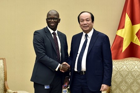 Bộ trưởng, Chủ nhiệm VPCP Mai Tiến Dũng và ông Ousmane Dione, Giám đốc Quốc gia WB tại Việt Nam - Ảnh: Nhật Bắc.