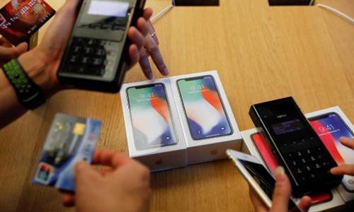 Khách hàng mua iPhone X tại một Apple Store ở Bắc Kinh. Ảnh: Reuters.