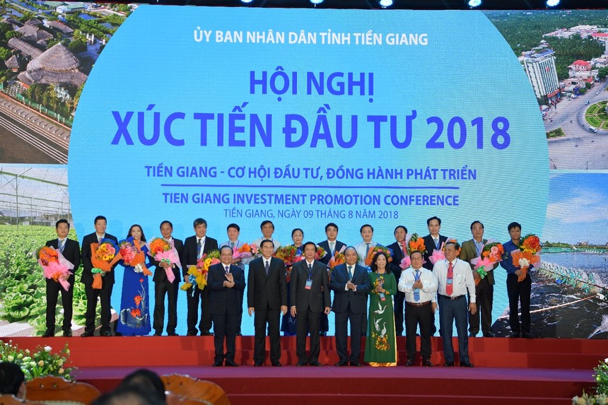 Thủ tướng Nguyễn Xuân Phúc và lãnh đạo tỉnh Tiền Giang chúc mừng, tặng hoa cảm ơn các DN đã đồng hành và có những đóng góp cho công tác an sinh xã hội tỉnh Tiền Giang.