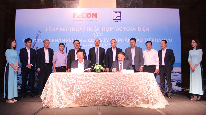 Ông Phan Khắc Long, Chủ tịch Công ty cổ phần Đầu tư Phan Vũ (bên trái) và ông Phạm Việt Khoa, Chủ tịch HĐQT Công ty cổ phần FECON (bên phải) cùng đặt bút ký kết thỏa thuận hợp tác toàn diện giữa hai doanh nghiệp.