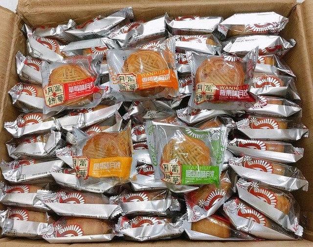 Các loại bánh trung thu giá 2.500-3.000 đồng/cái được với bao bì toàn tiếng Trung Quốc. Loại bánh này thường được bán theo thùng hoặc theo kg, mua càng nhiều thì giá càng rẻ.