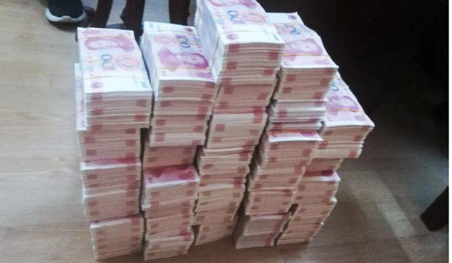 Số tiền giả trị giá 2,5 triệu Nhân dân tệ được cảnh sát thu giữ tại nhà hai cha con. (Nguồn: SCMP).