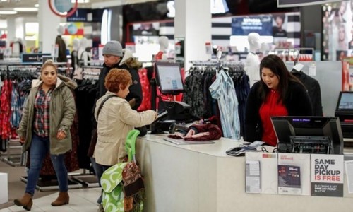 Một khách hàng đang thanh toán tại trung tâm thương mại ở Illinois (Mỹ). Ảnh: Reuters.